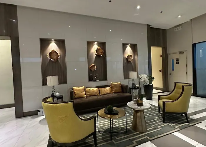 Perfect Summer Stay! Free Pool Near Airport